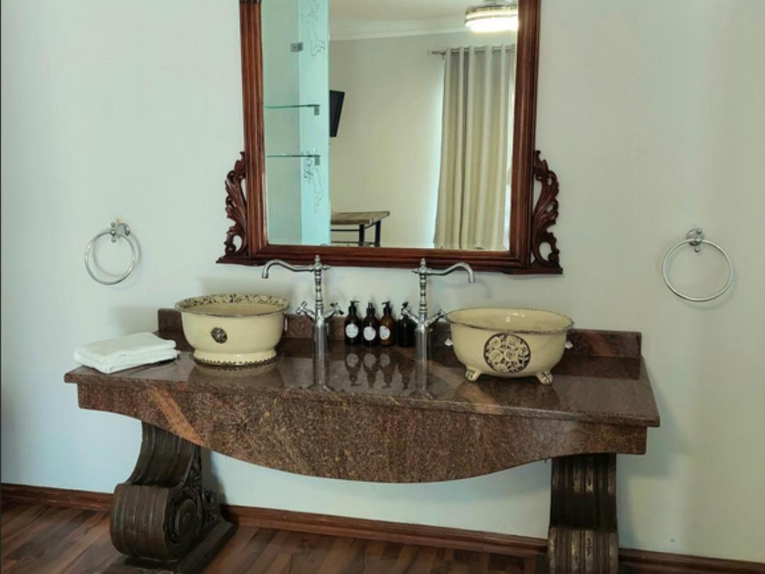 Art And Soul Restaurant, Accommodation, French Bar And Art Gallery Parys Szoba fotó